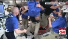 Los emotivos abrazos de los astronautas al llegar a la Estación Espacial Internacional