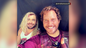 Hemsworth felicita a Evans pero pone una foto de Pratt