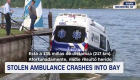 Una ambulancia robada pierde el control y cae al agua