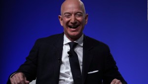 Miles piden que Jeff Bezos se quede en el espacio