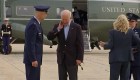 Mira cómo Biden se sacude una cigarra del cuello