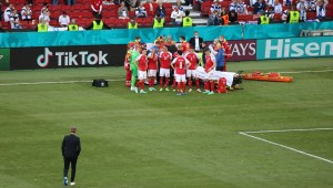 El futbolista danés Christian Eriksen colapsó durante partido de la Euro 2020