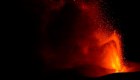 El Etna vuelve a arrojar lava y ceniza