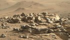 Hay dunas y rocas en la imagen de la semana de Marte