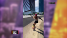 Camarógrafo de Shakira se cae mientras graba a la estrella patinando