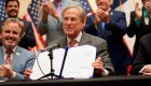 Gobernador de Texas firma ley que dificulta la votación