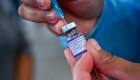 Mexicana cuenta cómo logró que vacunaran a su hija menor