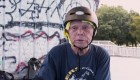 Hombre de 81 años practica skateboarding
