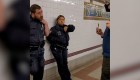 Pasajero confronta a policías que no usan mascarillas