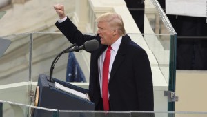 Senador que defendió el saludo nazi intenta imitar a Trump, asegura periodista