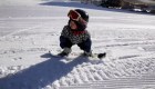 Este bebé practica snowboard en China