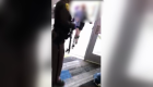 Video muestra a estudiantes resguardados y huyendo de tiroteo en Michigan