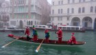 Papás Noel cambian renos por góndolas en Venecia