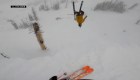 Esquiador queda enterrado completamente tras un salto que salió mal