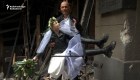 Esta pareja de voluntarios médicos se casa en medio del conflicto