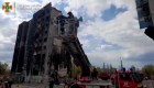 Rescatan a gato dentro de los escombros de edificio en Ucrania