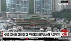 Así retiran un gigantesco bote restaurante de las costas de Hong Kong