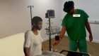 Estudiantes de medicina se entrenan con pacientes holográficos