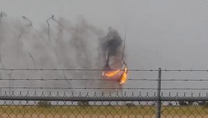 Turbina de viento arde tras caerle un rayo