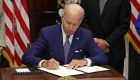 Biden firma decreto para garantizar el derecho al aborto en EE.UU.