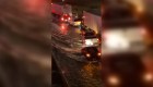 Autos quedan atrapados en una autopista por inundaciones en Dallas