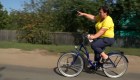 Alcaldesa ucraniana patrulló las calles en bicicleta durante la ocupación rusa