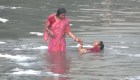 Devotos se sumergen en aguas contaminadas en Nueva Delhi