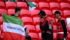 Hinchas de Irán apoyan las manifestaciones en su país durante partido con Gales
