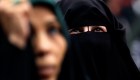 Irán revisa si continuará la ley obligatoria del hiyab