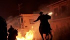 Ardiente tradición: jinetes saltan con sus caballos sobre hogueras gigantes