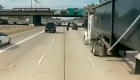 Video muestra a una persona corriendo imprudentemente en una autopista de seis carriles