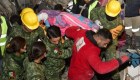 Mexicanos rescatan a mujer de entre los escombros en Turquía