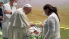 Mira el momento en que Francisco bautiza a un bebé en el hospital