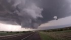 Así se formó un tornado junto a una autopista de Oklahoma