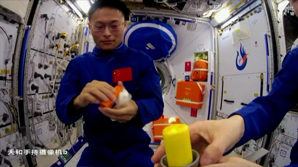 Astronautas chinos juegan ping pong con una gota de agua