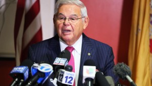 El senador Bob Menéndez se niega a renunciar