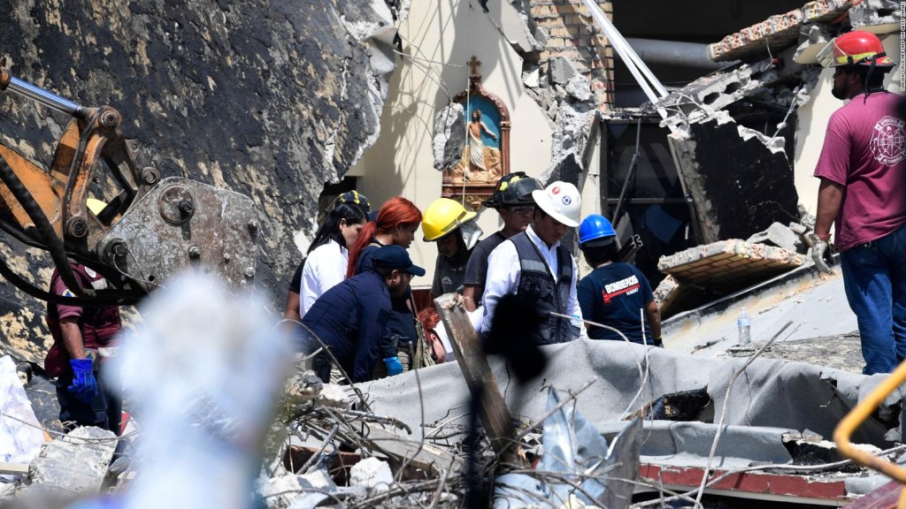 Rescatistas buscan sobrevivientes entre los escombros de la iglesia de la Santa Cruz, en Ciudad Madero, Tamaulipas