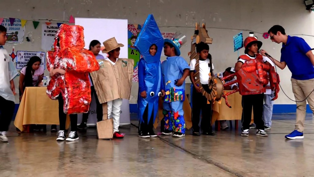 Estos niños crearon disfraces con materiales reciclados