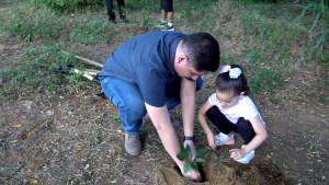 Familias se unen para una jornada de limpieza y reforestación