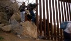 Migrantes entran a EE.UU. con sólo saltar unas rocas