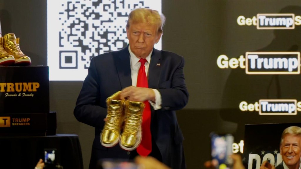 Trump presenta su línea de zapatillas