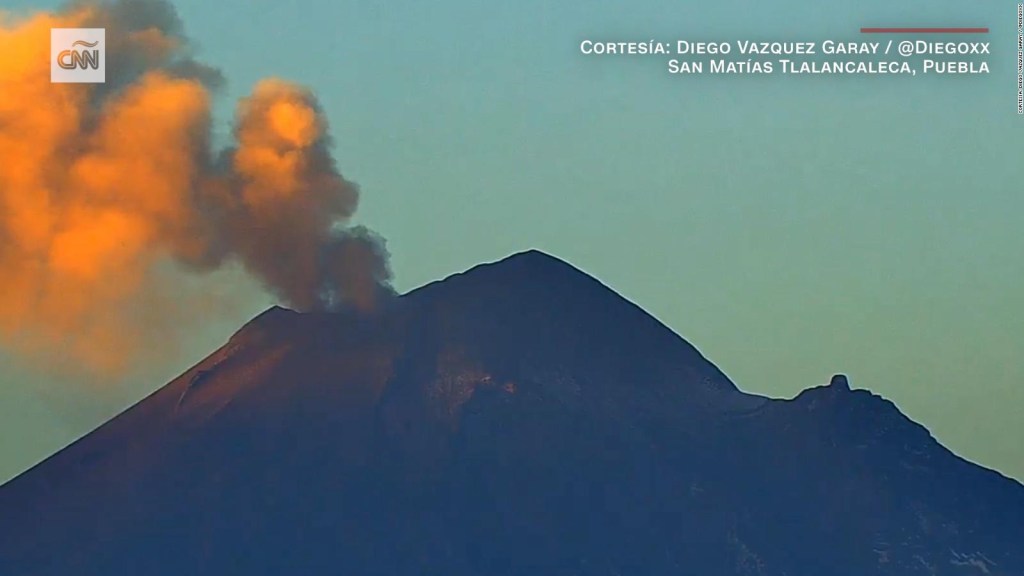Impresionantes imágenes de las exhalaciones del volcán Popocatépetl