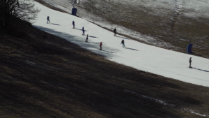 Esquiadores encuentran lodo en lugar de nieve en el centro de Italia
