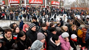 Una multitud despide a Navalny en Moscú