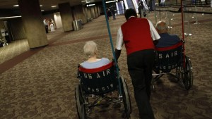EE.UU. pide a aerolíneas mejorar atención a pasajeros discapacitados
