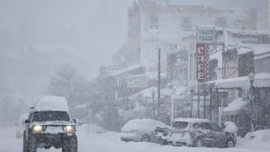 Una tormenta de nieve provoca el cierre de carreteras en California