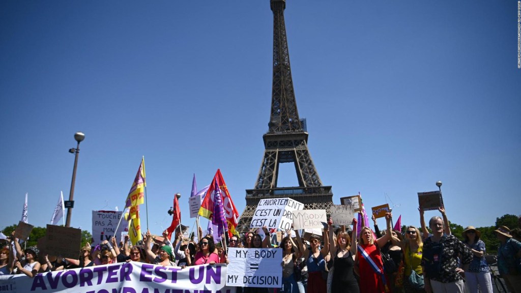 Francia consagra al derecho al aborto en su Constitución