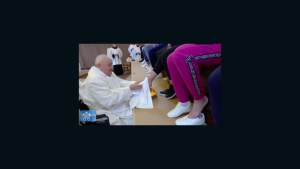 El Papa lava los pies solo a mujeres en Jueves Santo