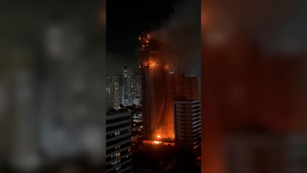 Incendio consume parcialmente edificio en construcción en Brasil