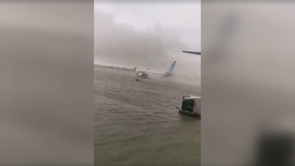 Varios aviones intentan moverse en el aeropuerto inundado de Dubai